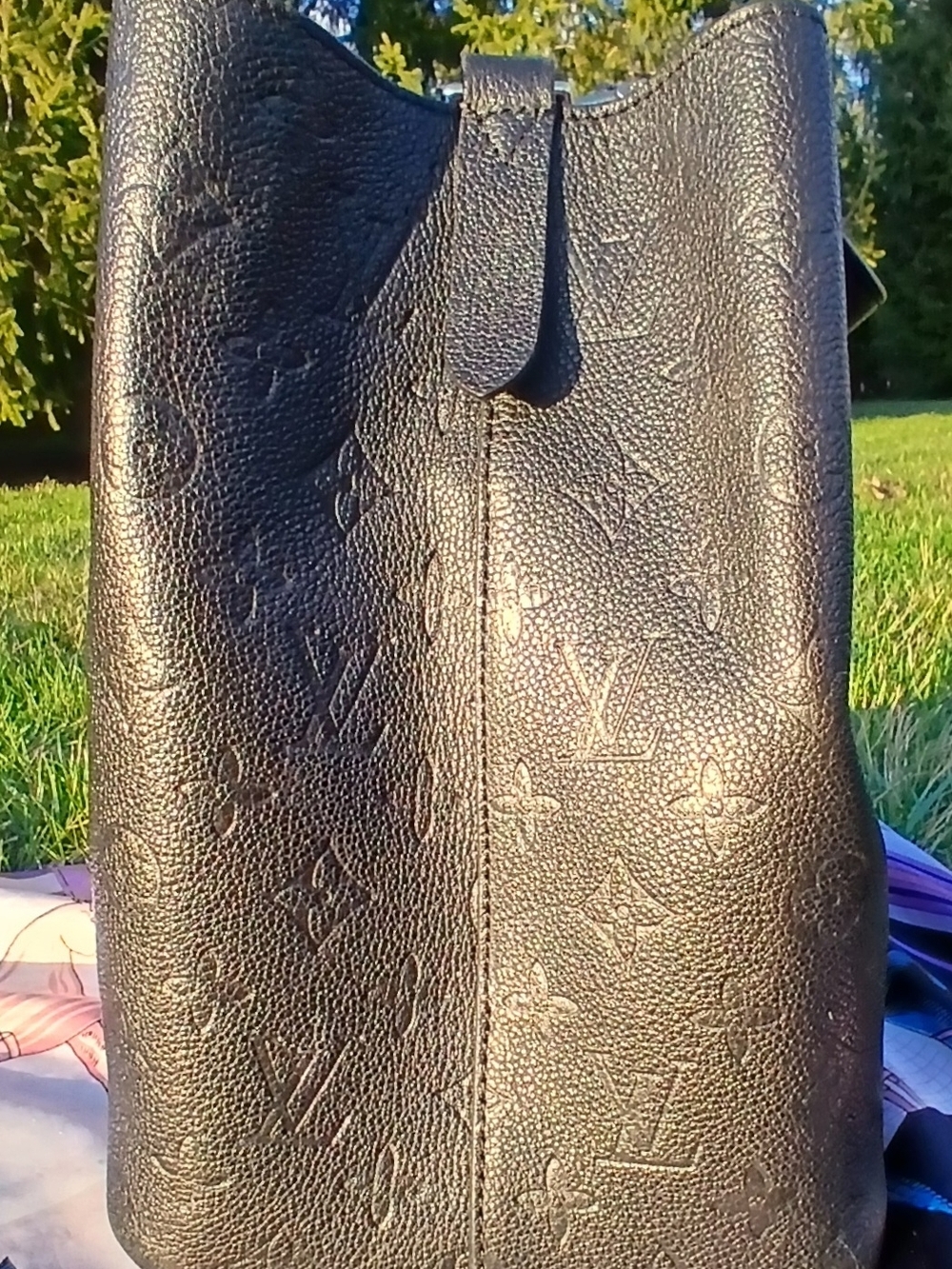 Louis Vuitton NeoNoe MM Black Empreinte Leather – Authentic – Repair Needed - Picture 4 of 16